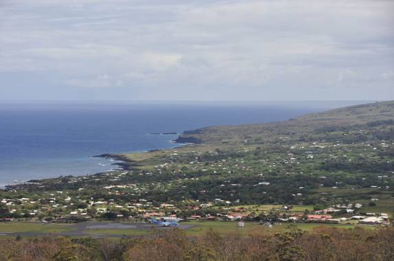 A cidade de Ranga Roa vista do alto do vulcão Rano Kau, em Rapa Nui (ou Ilha de Páscoa), ilha chilena no meio do Oceano Pacífico